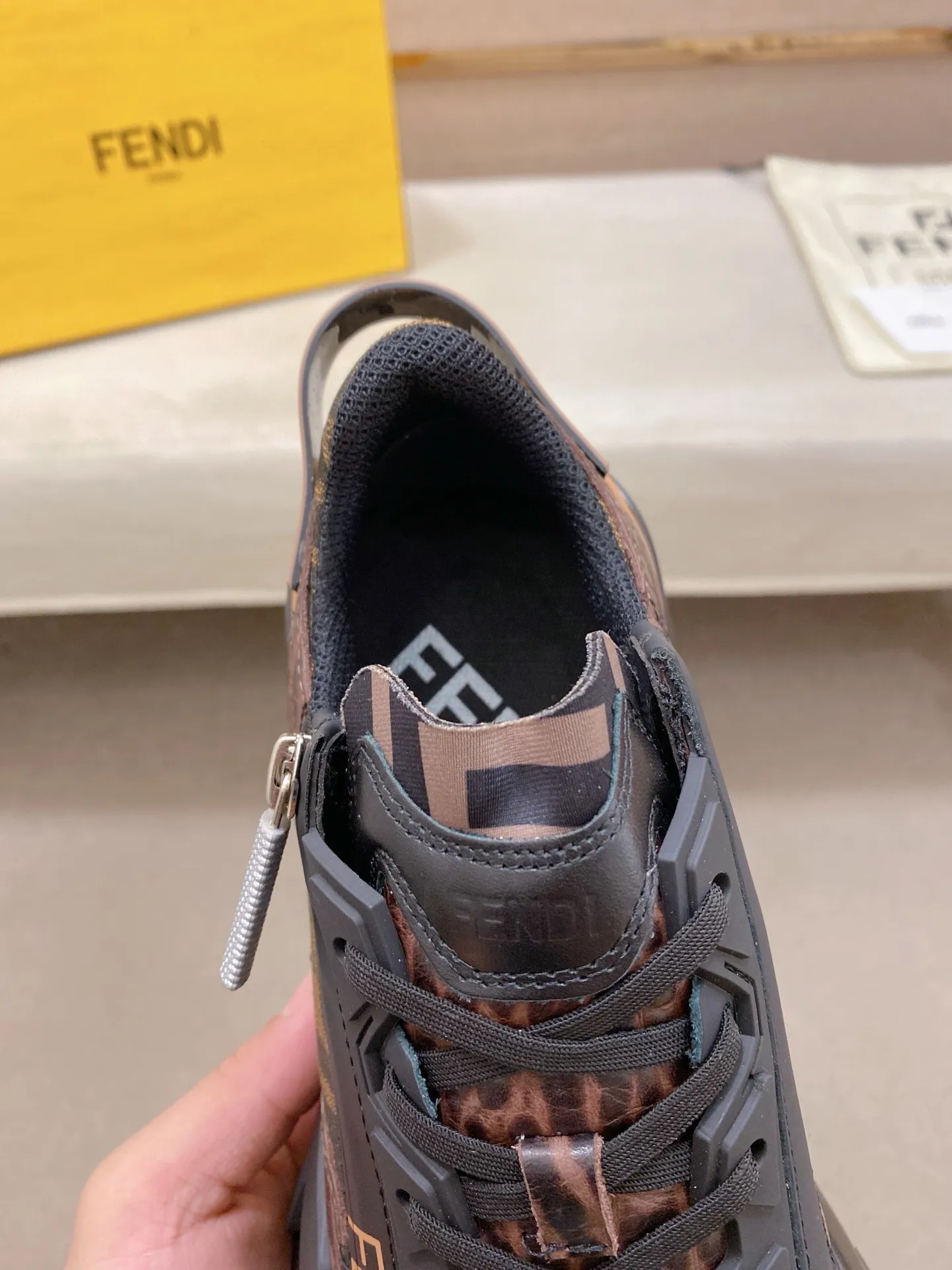 Factory price: 620💰(high version) [Fendi] Fendi’s latest casual shoes for men! Available at counters simultaneously! A one-to-one replica of the original. Made entirely of imported top-grain calfskin, the interior is made of top-grain water-dyed cowhide, and the original factory-supplied rubber outsole. Leading new fashion concepts. Matching code: 38-44 can be customized, 45 is not returnable!